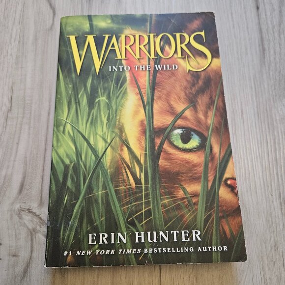 Warriors: Into the Wild (Warriors: The Prophecies Begin Series #1) Paperback Boo - Picture 1 of 2